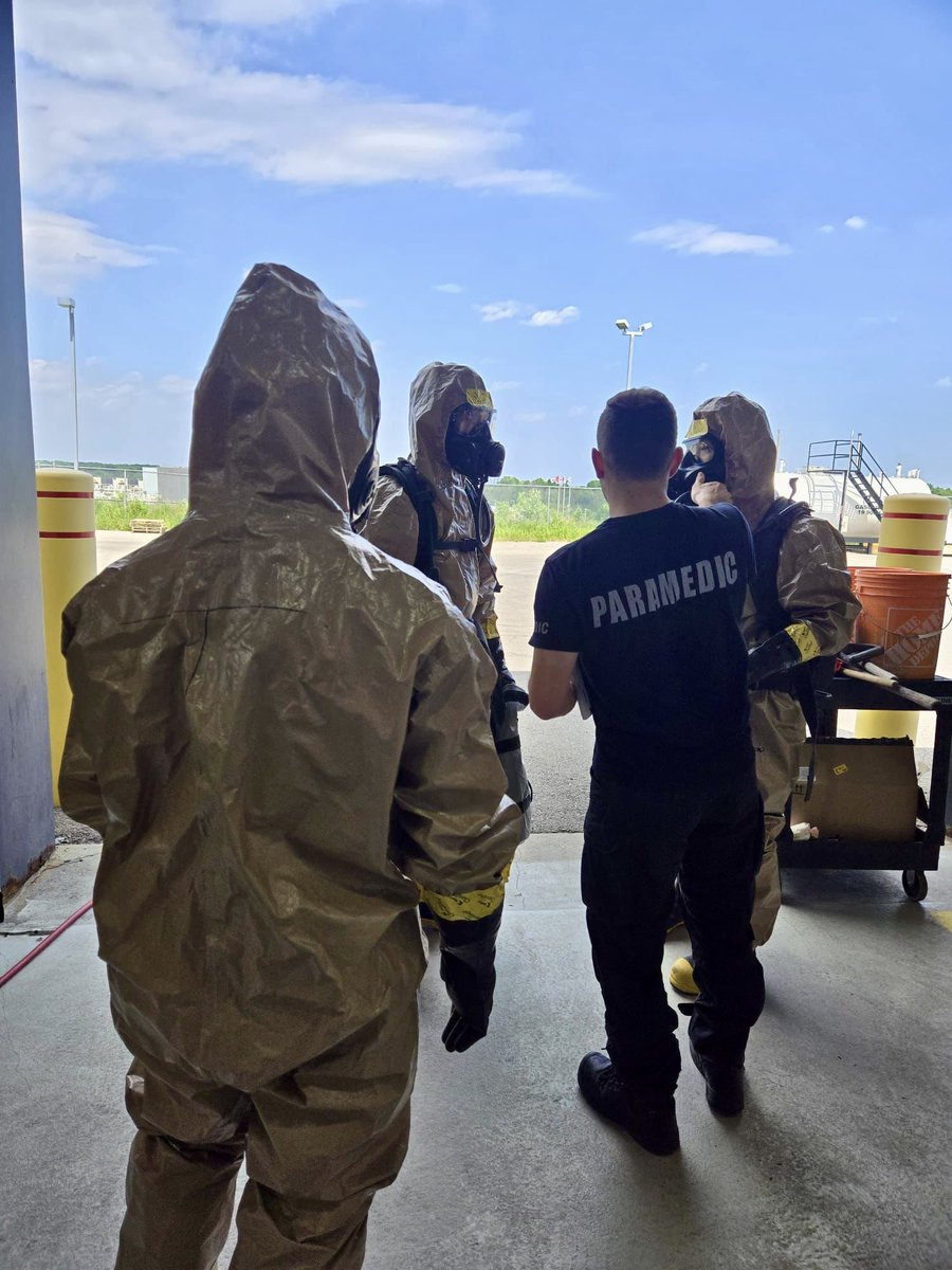 YorkParamedics's tweet photo. Our #SpecialResponseUnit trained with the IAFF and alongside @simcoecountyPS, @YRP and @OPP_News to ensure they have the knowledge and skills to safely stabilize and mitigate incidents involving HazMat and WMDs. #SkilledSmartStrong https://t.co/kkbRbPqc6X