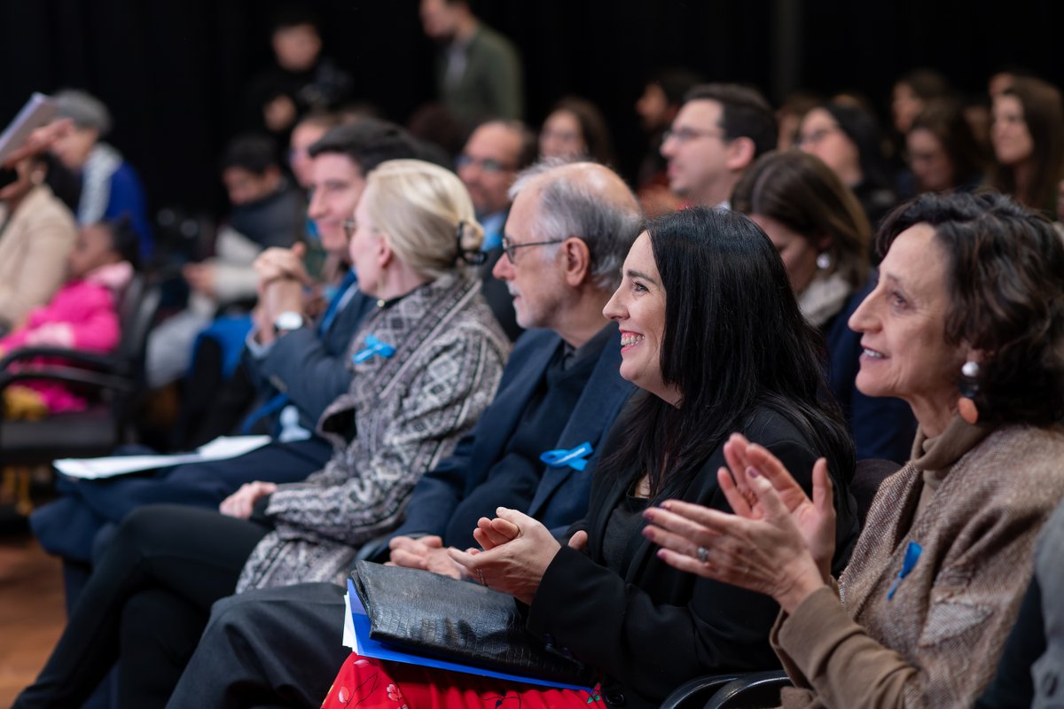 La cultura incluye 
La cultura aporta sentido 
𝐋𝐚 𝐜𝐮𝐥𝐭𝐮𝐫𝐚 𝐜𝐨𝐧𝐬𝐭𝐫𝐮𝐲𝐞 𝐬𝐨𝐥𝐢𝐝𝐚𝐫𝐢𝐝𝐚𝐝

Conmemoramos el Día del Refugiado en el <a href="/CCESantiago/">CCE Santiago</a> 🇨🇱 con la obra de teatro 'Mañana es otro país' y un conversatorio sobre cultura, solidaridad e integración.