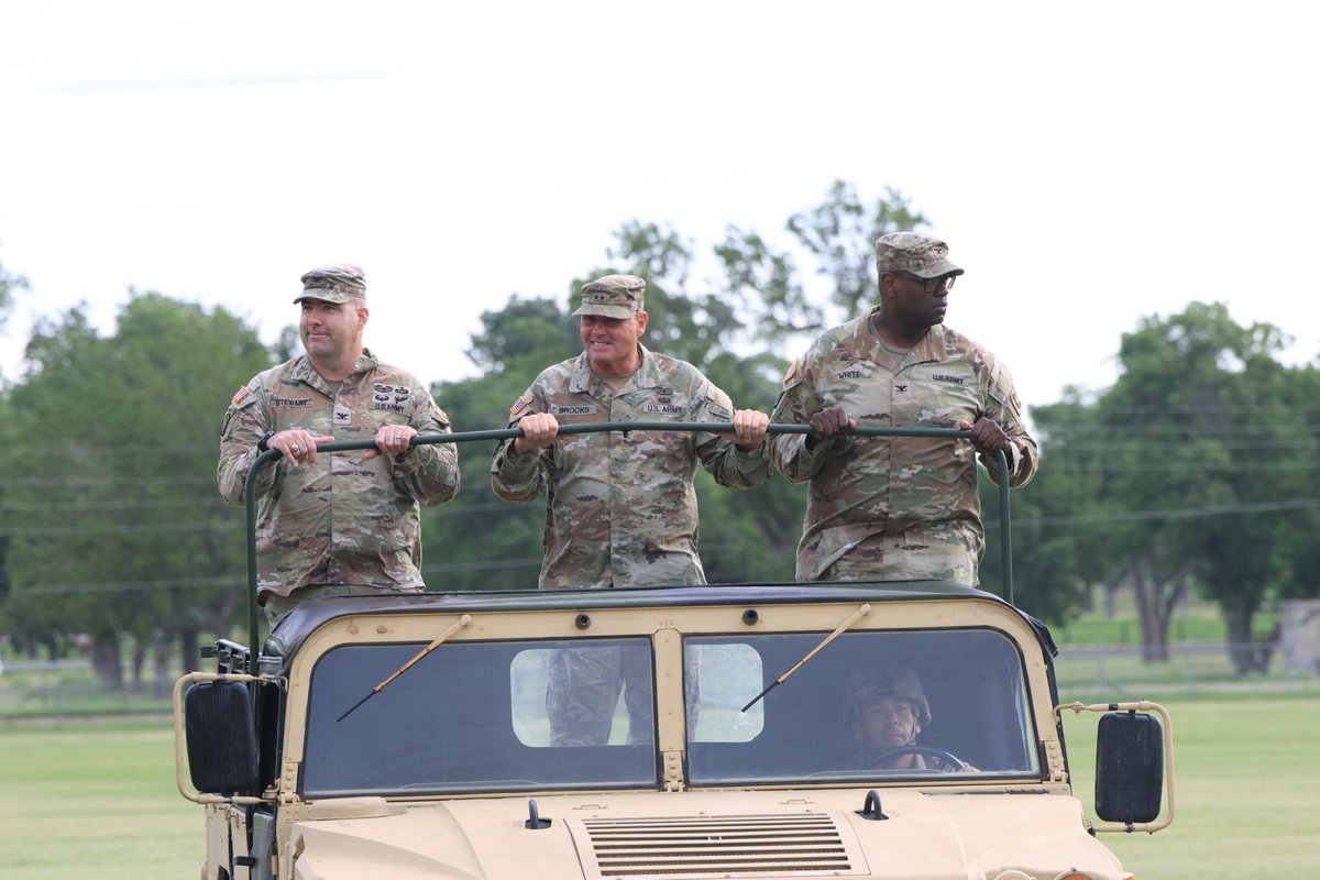 USArmyFortSill's tweet image. Col. Michael Stewart passes command of the 434th Field Artillery Brigade to Col. Reginald White in a ceremony at Fort Sill Polo Field. 
flickr.com/photos/fortsil…
📸
#soldiers #ChangeOfCommand #BasicCombatTraining #basictraining #army #ArmyLife #BeAllYouCanBe #FieldArtillery