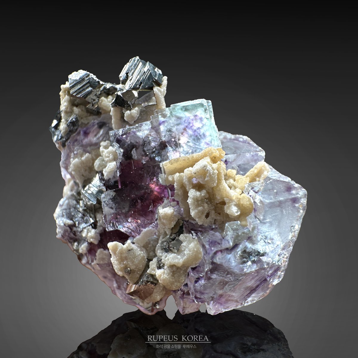 fossilmormotekr's tweet photo. Fluorite with pyrite, dolomite / 23 x 17 x 21cm
Shangbao Mine, Leiyang Co., Hengyang, Hunan, China
https://t.co/FUs2m7urlK #루페우스 #rupeus https://t.co/Wub622fNYM
