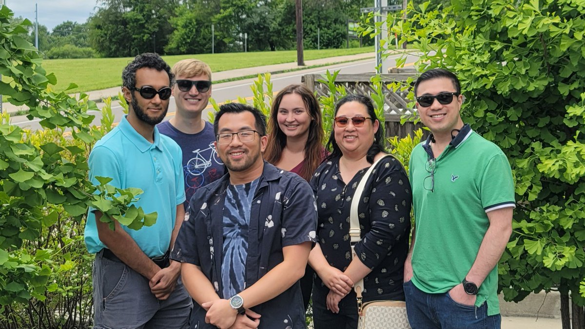 ChengLabIU's tweet image. With some cooperation from the weather, we were able to celebrate Jenna&apos;s birthday!