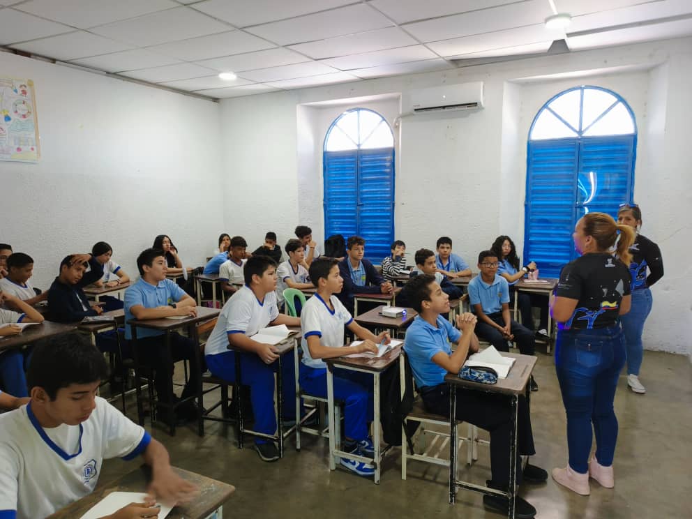 Infocentrolara1's tweet photo. #EnDesarrollo Siguen nuestros facilitadores del estado formando a nuestras niñas, niños y jóvenes. desde la Unidad educativa Diosesano abordan taller Formativo sobre los fundamentos de la robótica dictado a estudiantes de la institución. 
@LaRosaInfoVE 
@InfocentroOce https://t.co/A9JfBKQyQx
