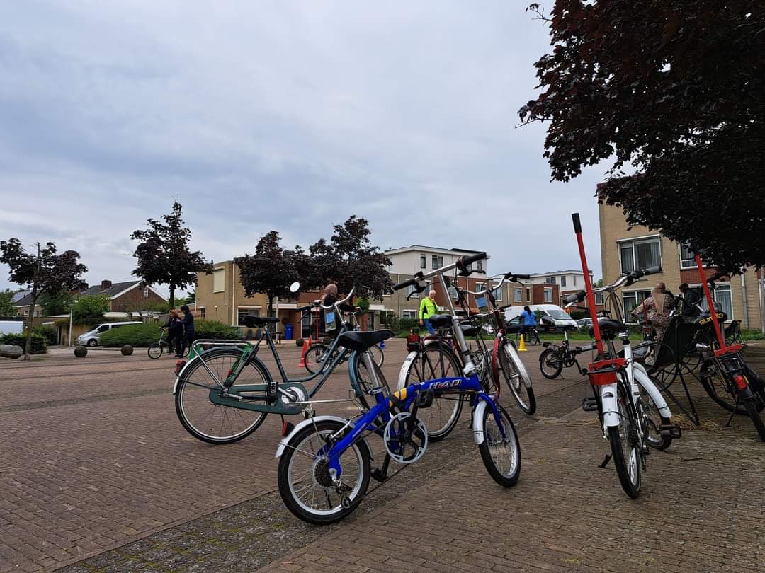 We zijn weer gestart met fietslessen in Den Hoorn!
Wil je leren fietsen? Senioren en statushouders oefenen met een deskundige docent en enthousiaste vrijwilligers!
Wanneer? Elke di en do in juni en juli (én 6 en 8 aug) van 10-11 uur. Bij bibliotheek de Plataan. Gratis deelname!
