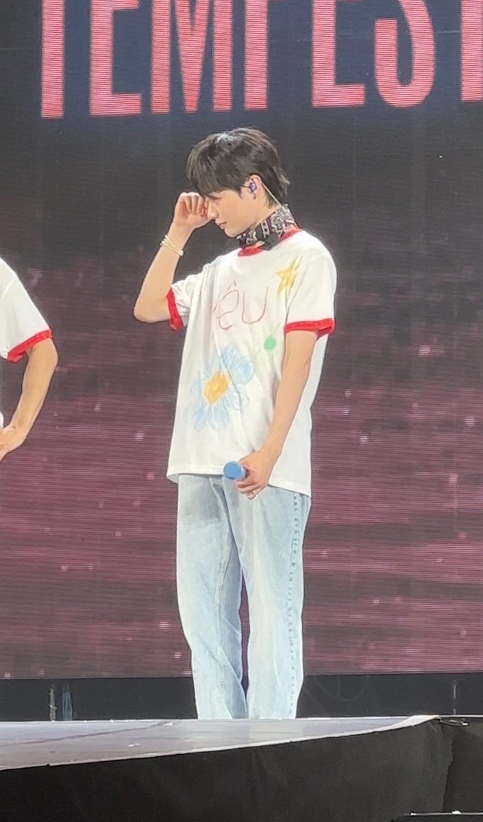 hubilandvn's tweet photo. Hanbin nói rằng "nếu tất cả mọi người Việt Nam mình, mọi người trên thế giới này đều hạnh phúc thì tốt quá". Hoá ra cảm giác yêu và thương đúng người là như vậy đấy!
Hanbin Ơi cố lên nhé, em hoàn toàn xứng đáng với tình yêu thương của mọi người, em là bạn nhỏ tuyệt vời nhất mà tụi chị biết. Yêu và tự hào về Hanbin - Ngô Ngọc Hưng!

@HANBIN_twt_ 
#HANBIN #HANBIN_TEMPEST #한빈 #한빈아_HANBIN_Ơi