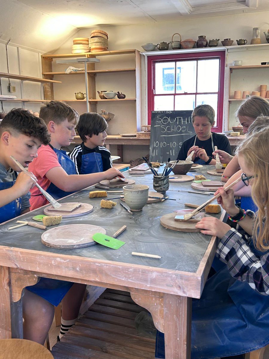 A substantial dose of creative enrichment at the Barbara Hepworth Museum and Sculpture Garden, Tate St Ives and The Leach Pottery for our Year 6 class today on their Cornish residential .. with plenty more adventures ahead! They’re all having a really great time together. 
🎨🏺☀️