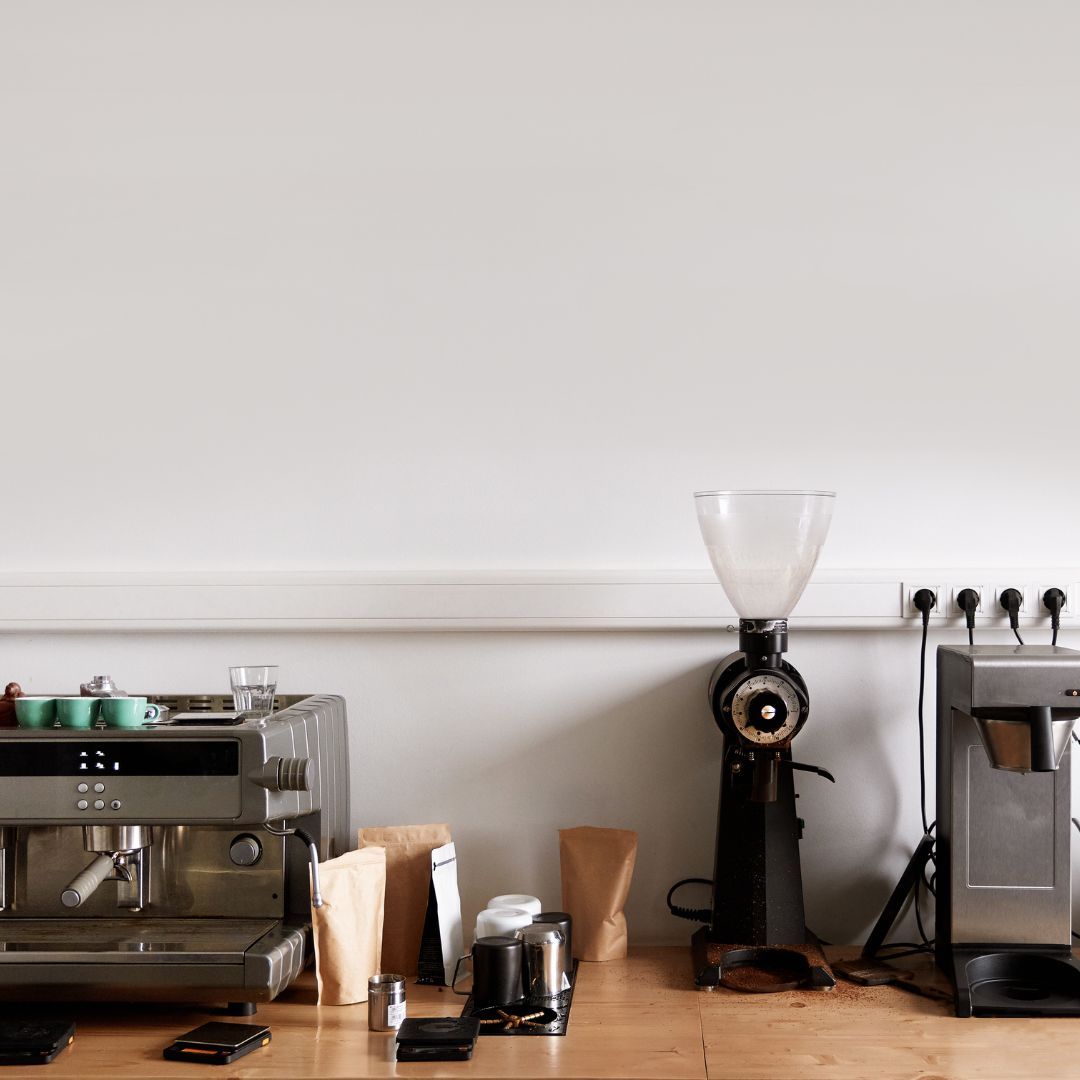 sogno_si's tweet photo. Have you ever questioned the way people prefer to have coffee? Some opt for a coffee machine for convenience, while others swear by brewing methods like caffettiere. What's your go-to method? 

#sisogno #CoffeePreferences #BrewingMethods https://t.co/DnZgGGz8DY