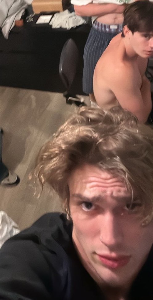 queria mais fotos dele com o Adam, sinto falta da dupla