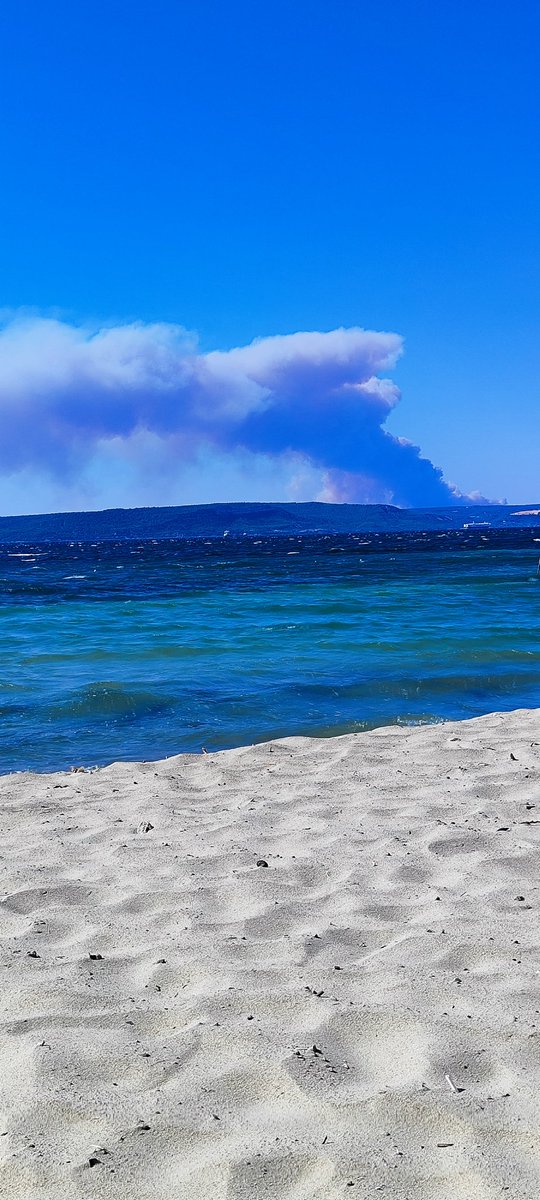 #yangin Eceabat taraflarında ve yaklasik 1 saattir rüzgârın etkisiyle yayılıyor.