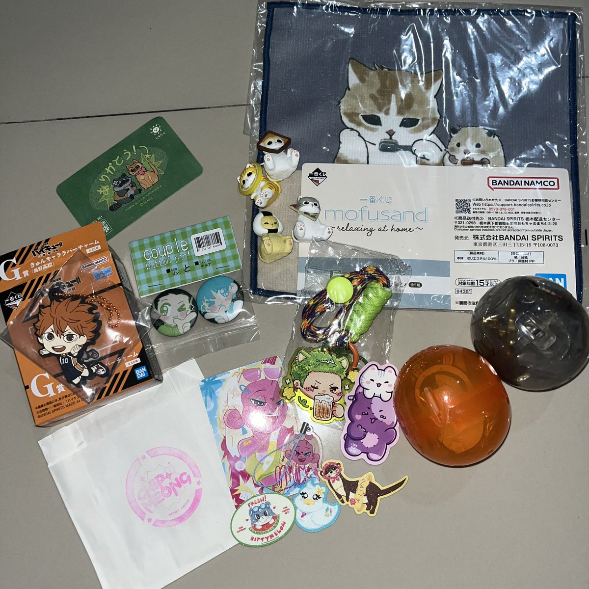 🛍️ ‘s haul
Yaaaa seenggaknya kemaren bisa main gachapon ama ichibankuji lah ya 😀

Gacha juga di <a href="/chipmeongs/">CHIPMEONG! INACON AA-156🎸😎⚡️</a> <a href="/nadjarasp/">𝐧𝐚𝐝 ☼ | | CF22 O41-A</a> and got stickers yang super duper cute (sampe kemaren bingung pilihnya 😂), cute couple pin for me and my sisterr and also zorooo phone strap by <a href="/leendoodles/">leendoodles</a> 🫶🏻
