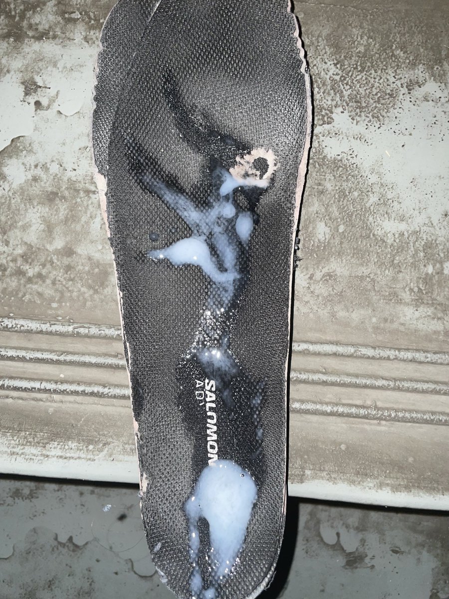 知道为啥鞋垫都破洞了哈哈   这小哥垫了增高鞋垫应该还是两双换着用的   确实不高就170左右的样子   看看能不能养成吧