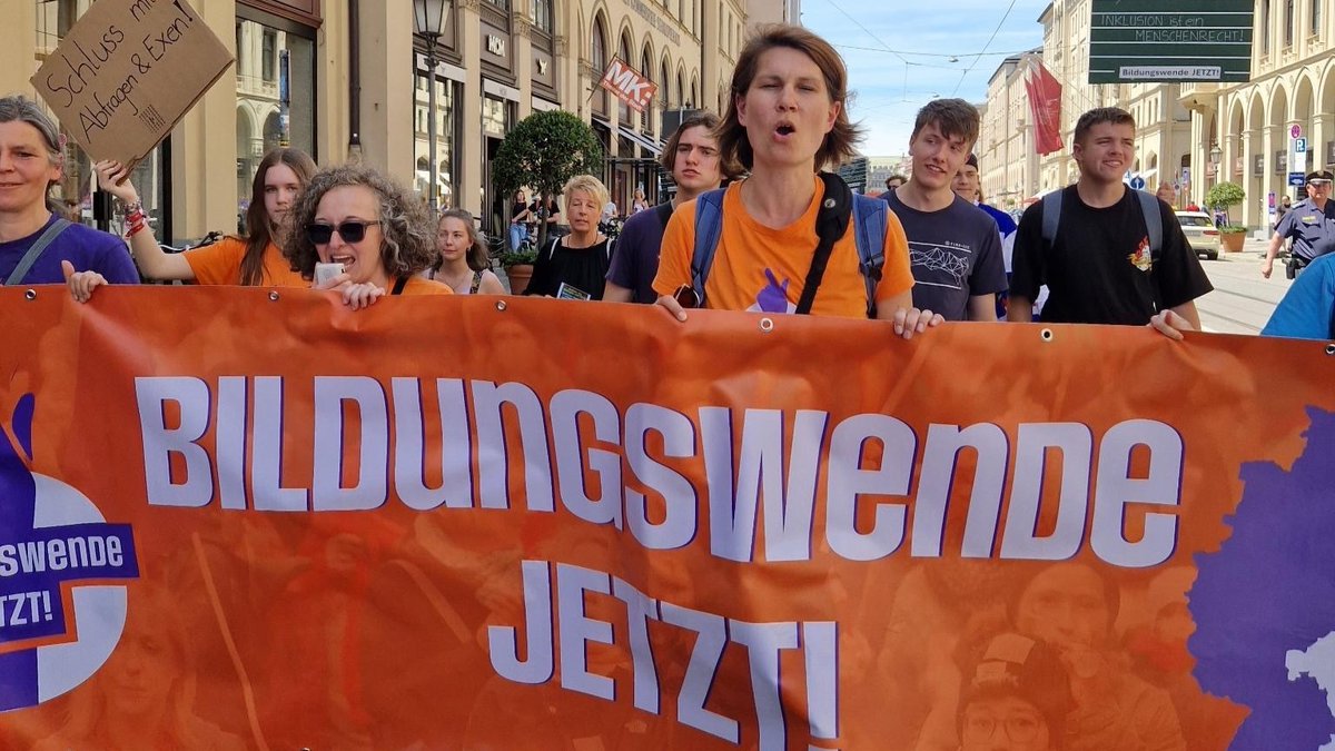 #BildungbrauchtDemokratie 🙌 Unter diesem Motto demonstriert das Bündnis #BildungswendeJetzt für ein zukunftsfähiges, gerechtes und inklusives Bildungssystem. 💚 Nach Demos in Berlin, Leipzig und vielen anderen Städten rollt der Bildungswende-⚽ heute nach München. (1/3)