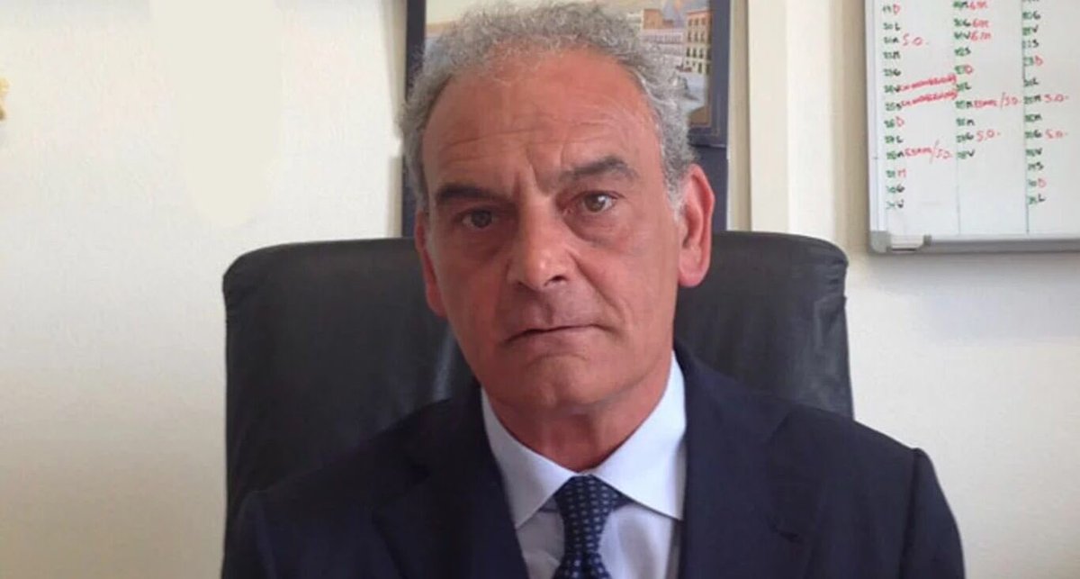 ultimora_pol's tweet photo. Torre Annunziata, il candidato sindaco del cdx Carmine #Alfano (al ballottaggio) è al centro dell’inchiesta pubblicata oggi da L’Espresso. Da Direttore della Scuola di specializzazione in Chirurgia plastica dell’Università di Salerno, avrebbe costretto i medici specializzandi ad aiutarlo nella campagna elettorale. L’associazione Liberi Specializzandi riferisce di tossicità lavorativa e formazione inesistente: “puoi parlare col rettore o il Ministro, ma quello che comanda qui sono io. Puoi anche chiamare Mattarella, che mi viene a fare un bocchino”. 
Forniti anche decine di audio a sfondo sessista e omofobo, come raccontato da https://t.co/Es6qMHU0L6: “i ricchioni nel forno crematorio a Cava di Tirreni”.

@ultimora_pol