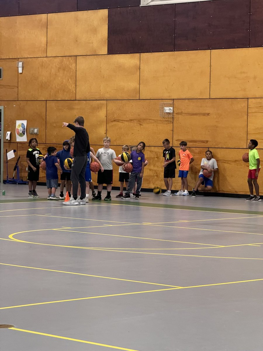 HahnvilleMensBb's tweet photo. Week 3 of our partnership with St Charles Recreation basketball camps. Varsity Tigers are having an amazing time teaching skills to the younger kids. https://t.co/oUluFhV5Yg