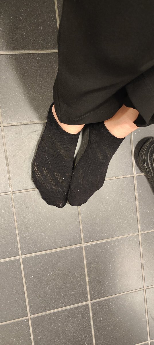 FreakHeeled's tweet photo. Let's get these pretty feet hot and sweaty during my work shift. Wanna see me taking these socks off tonight? https://t.co/ruFP6uLp4n