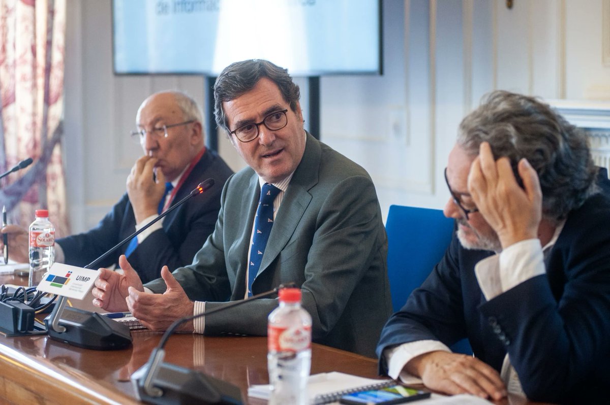 Este martes he viajado a Santander📍✈para reunirme con la presidenta de <a href="/cantabriaes/">Gobierno Cantabria</a>, Mª José Sáenz de Buruaga, y participar en en el #CURSOAPIEBBVA <a href="/APIE_es/">APIE_es</a>

Siempre apoyando a las #empresas cántabras y a <a href="/Ceoecant/">CEOE CEPYME Cantabria</a> en su esfuerzo por impulsar y acompañar al tejido empresarial🚀