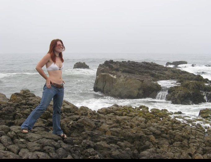 Since I cannot be vibing on the beach right now here's a throwback to 21 year old Bonni vibing on the