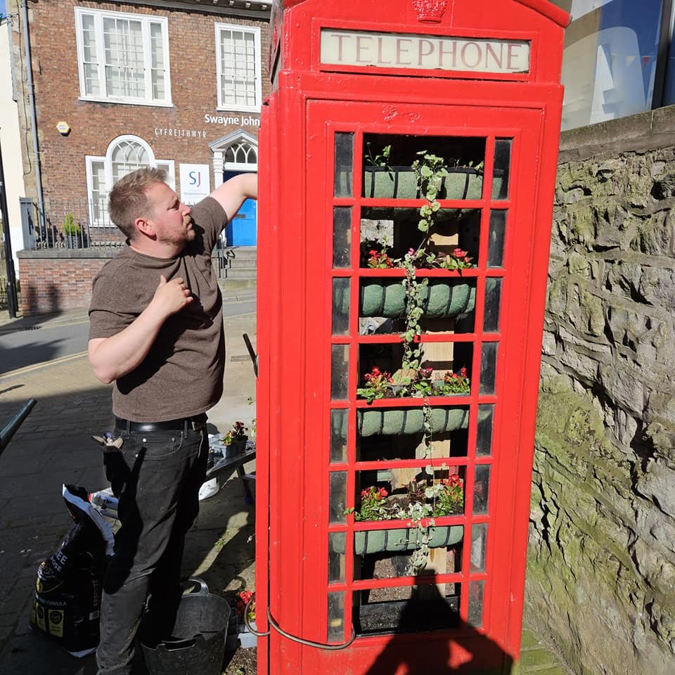 Denbighinbloom's tweet photo. Our BT Kiosk was planted up last night by some eager #volunteers
All ready for Carnival on Saturday #Denbigh #Dinbych
Many thanks in advance to @PrincipalityBS who very kindly keep the kiosk watered for us throughout Summer.
#community #ourbloom https://t.co/Uu1Al84sW2