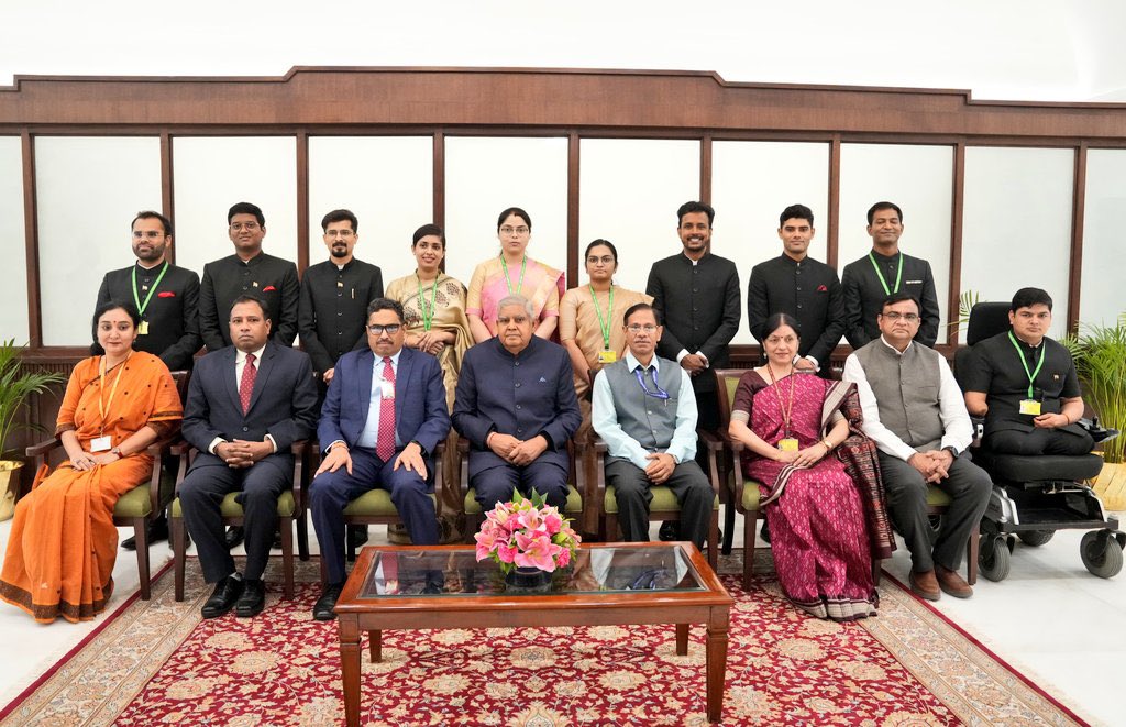 iis_now's tweet image. Memorable moment for us.....
IIS Officer Trainees of 2022 & 2023 batch had the privilege to call on the Honourable Vice- President, Shri Jagdeep Dhankar, today.