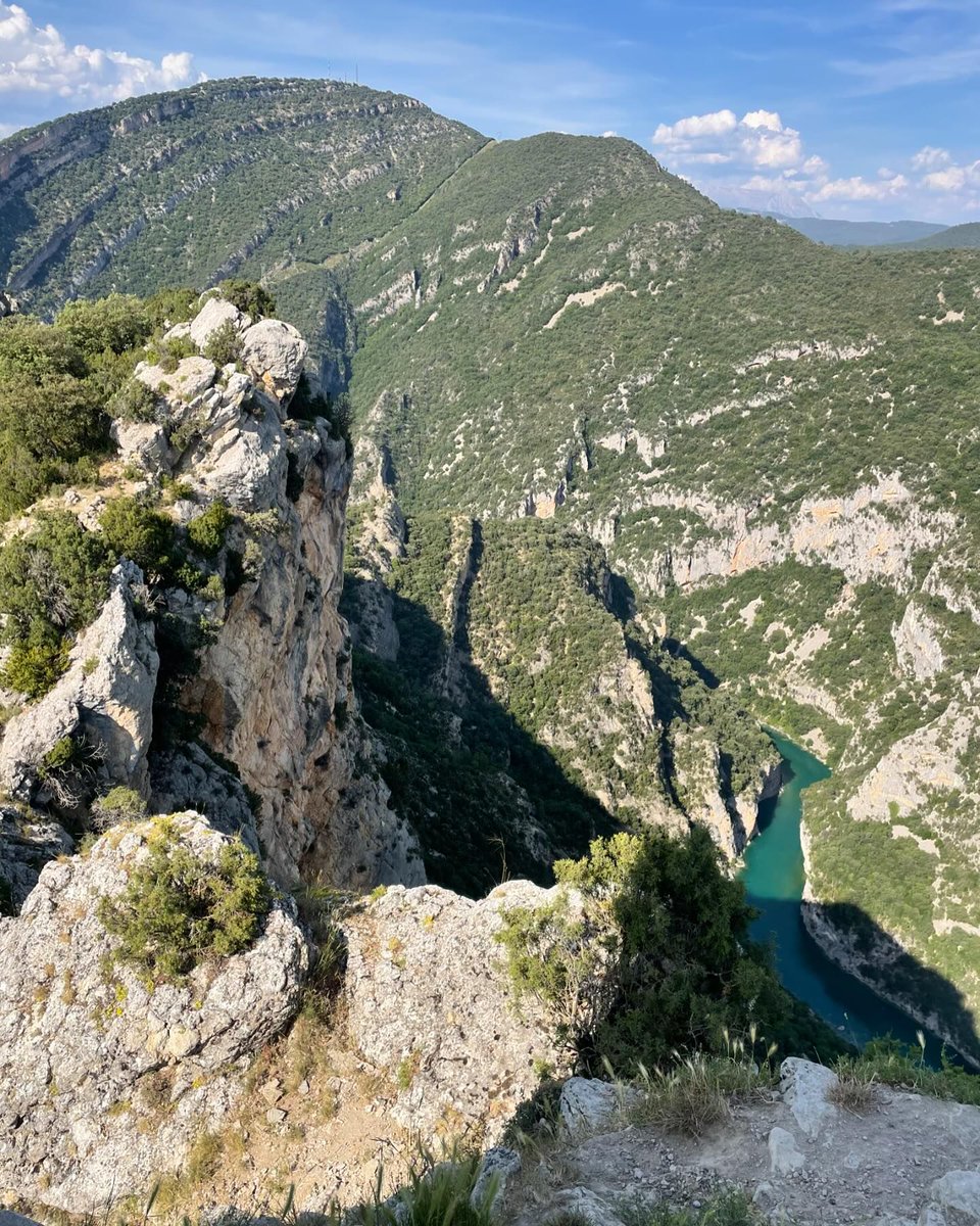 Huesca_LaMagia's tweet photo. El Castillo de #Samitier 😍, a los pies del abismo del estrecho de Entremón ⛰️💧, nos regala unas vistas increíbles. Ven y maravíllate con su historia y su entorno natural único.
Qué fotos tan bonitas nos regala https://t.co/hMWdFBK5NN https://t.co/uPN755EjWQ