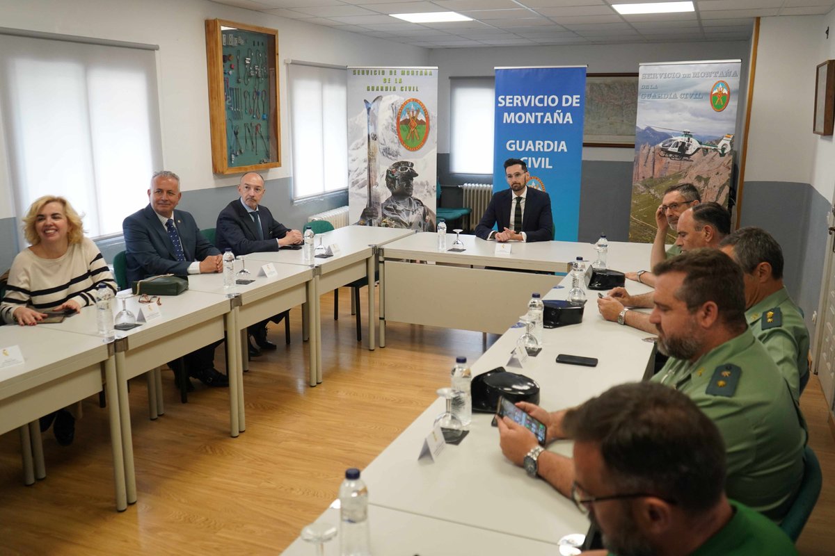 interiorgob's tweet image. El secretario de Estado de Seguridad de @interiorgob visita el Centro de Adiestramientos Específicos de Montaña y el Servicio de Montaña de @guardiacivil

⛰️ Rafael Pérez ha asistido a una práctica de rescate de alumnos del XXXVI Curso de Especialistas en Montaña en #Canfranc