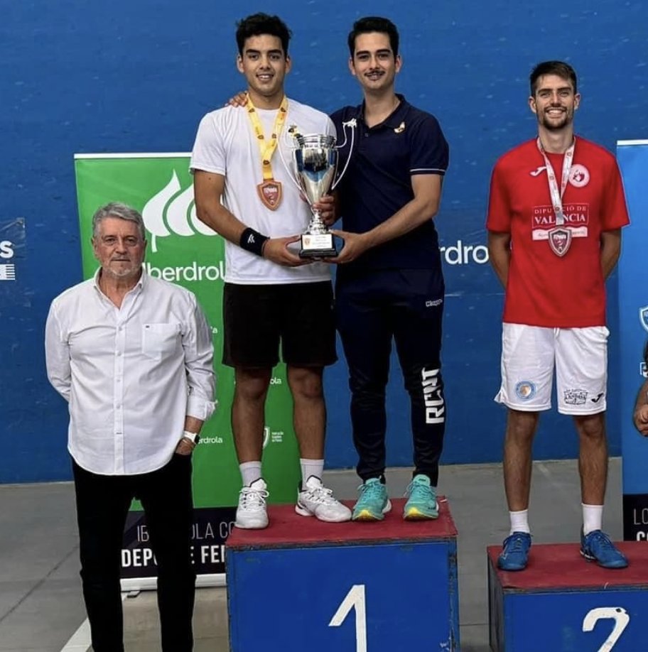 Deportecanario's tweet photo. Hugo León García, deportista del Real Club Náutico de Tenerife, se ha proclamado campeón de España por clubes de paleta goma

🥇 Campeón de España
👏👏 ¡Enhorabuena!

#DeporteCanario #PelotaGoma #HugoLeónGarcía https://t.co/Pp2Tjk8Fle