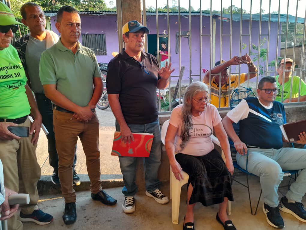 El <a href="/ConVzlaComando/">Comando ConVzla</a> y los partidos miembros de la (PU) Desde la parroquia Rómulo Gallegos.
Ayer lunes 17 de junio. Reunidos en la comunidad del Raicito. Realizaron la selección de responsabilidades para elegir las autoridades del Centro Electoral U.E. el Raicito. 
Con <a href="/EdmundoGU/">Edmundo González</a>