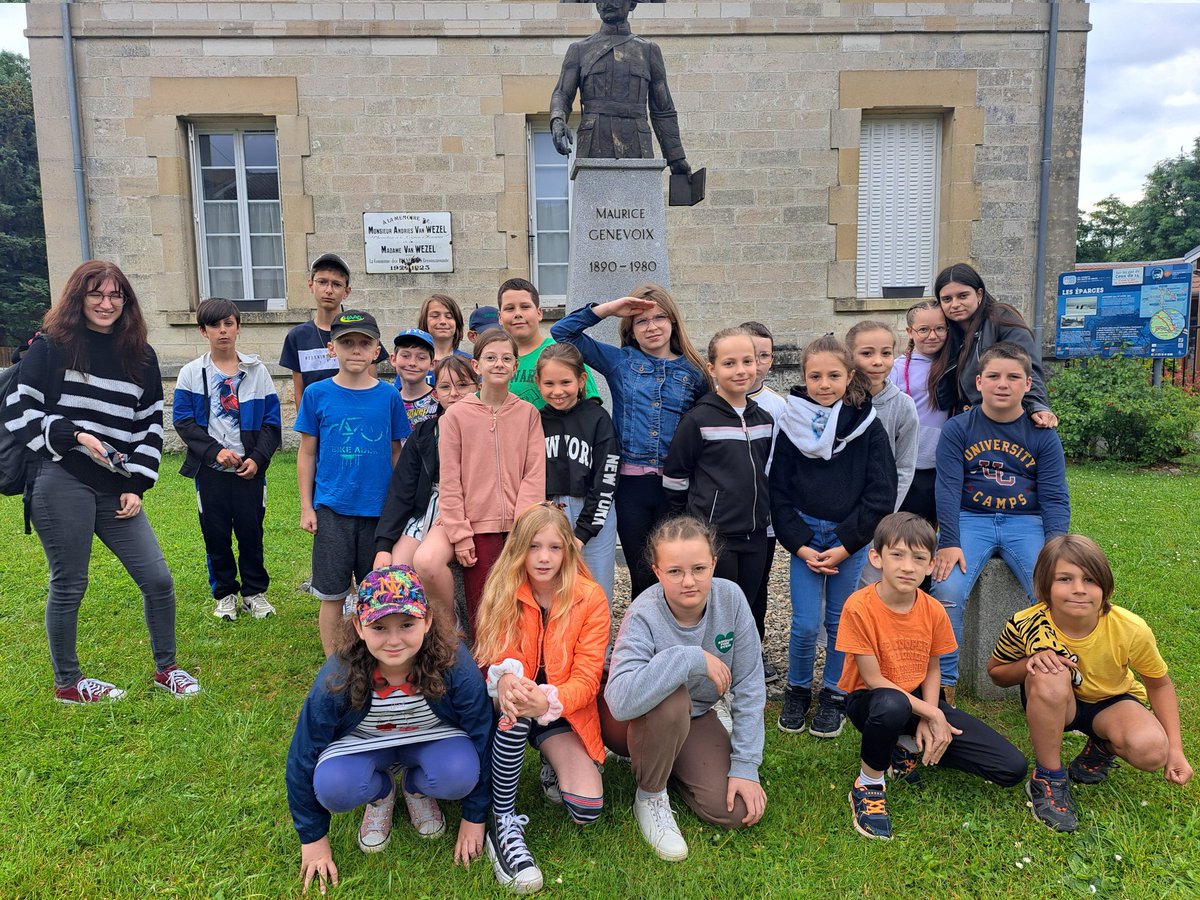 Journée mémoire,  sur les traces de Maurice Genevoix. Les Eparges, le mémorial et l ossuaire. Des élèves attentifs et intéressés