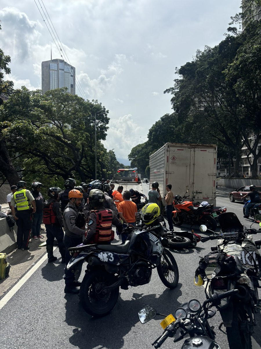 Jonathan Quantip (@jonathanquantip) on Twitter photo Accidente con tres motorizados y un camión en la autopista Fajardo vía este a la altura de San Agustín. Dos canales restringidos <a href="/angelesdlasvias/">ÁngelesDeLasVias</a> en el lugar 10:11 am Accidente con tres motorizados y un camión en la autopista Fajardo vía este a la altura de San Agustín. Dos canales restringidos <a href="/angelesdlasvias/">ÁngelesDeLasVias</a> en el lugar 10:11 am