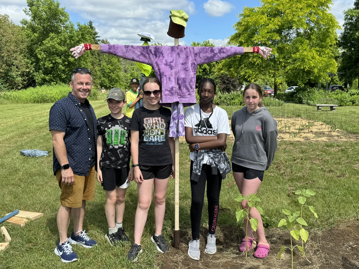 Grade 6 classes at Kemptville Public School have partnered with the Giving Garden to bring Real-World Learning and Indigenous Education opportunities to the students and the wider community.

Learn more about the garden and the partnership at ow.ly/5Y4s50SkkHw

#UCDSBGrows