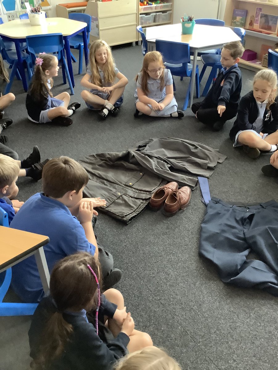 halebank_sch's tweet photo. A mysterious bin bag of clothes appeared in #WillowClass24 yesterday. We looked closely for clues and made predictions of who they might belong to #HBEnglish #GrandadsSecretGiant #Pathwaystowrite @TheLCUK https://t.co/odMRyVTliL