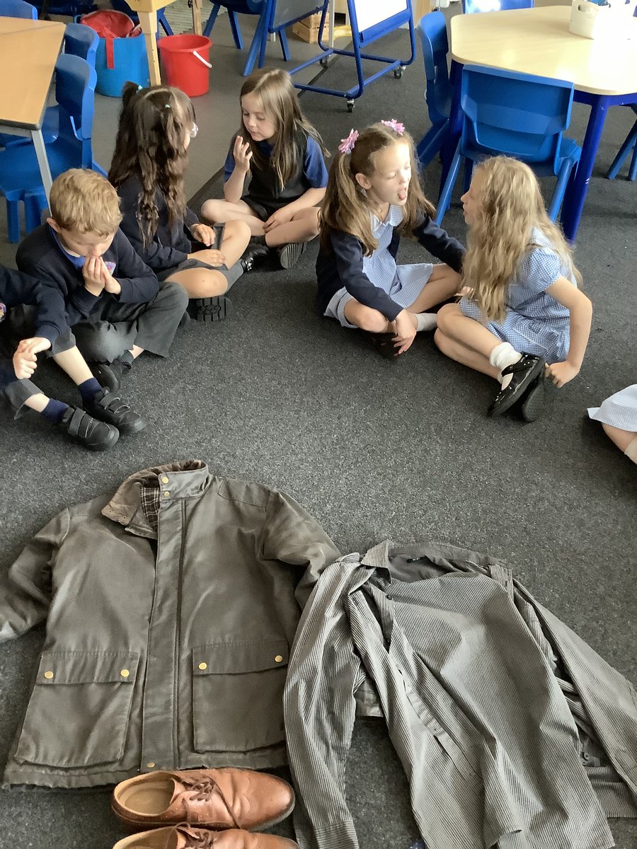 halebank_sch's tweet photo. A mysterious bin bag of clothes appeared in #WillowClass24 yesterday. We looked closely for clues and made predictions of who they might belong to #HBEnglish #GrandadsSecretGiant #Pathwaystowrite @TheLCUK https://t.co/odMRyVTliL