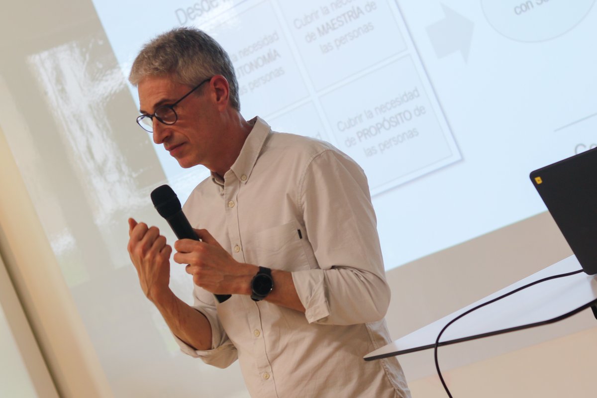 @LanDpto <a href="/MUnibertsitatea/">Mondragon Unibertsitatea</a> <a href="/euMONDRAGON/">MONDRAGON</a> <a href="/euTUlankide/">TU Lankide EUS</a> <a href="/Elenapeba/">Elena Perez Barredo</a> @i_ortega2 <a href="/Lanki_MU/">Kooperatibismoaren Ikertegia</a> Unai Elorza, <a href="/MU_gep/">Mondragon Goi Eskola Politeknikoa</a>: "Autonomiatik pasatzen ez den lanak ez du zentzurik edukiko. Lana ez badugu pertsonen arabera antolatzen, ondorioztatuko dugu langileek ez dutela lanarekiko atxikimendurik. Baina hori tranpa da".