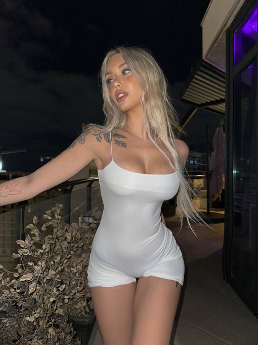 say hi for a 🍑 pic in ur DMs 🥸 https://t.co/DLZuJxNn4T