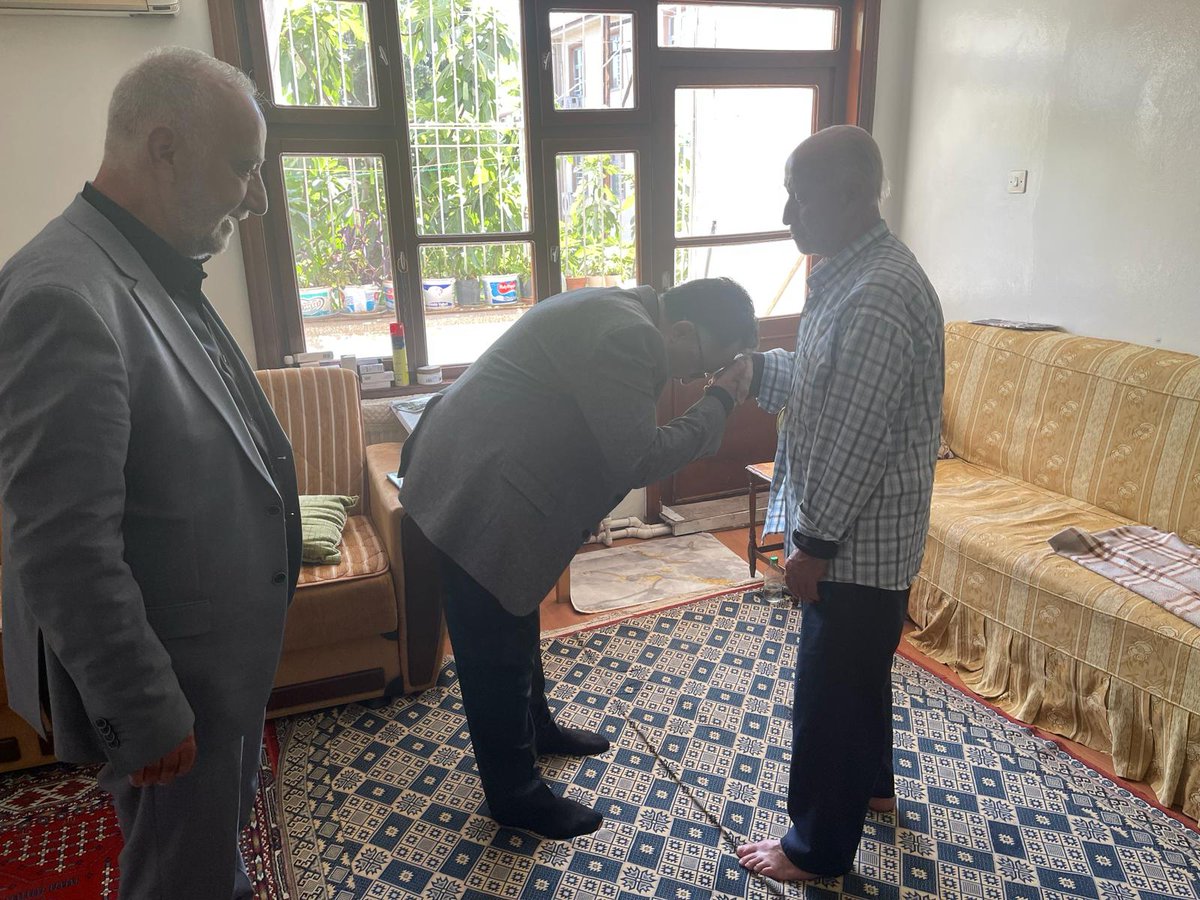 av_hasanteke27's tweet photo. Ahde vefa gereği partimizin G.Antep İl Kurucu Üyesi ve Milletvekili adayımız olan Cuma Fedayi abimizi evinde ziyaret ederek bayramını kutlayıp geçmişi yâd edip hoş sohbet bir hasbihal yaptık.
Rabbim kendisine sağlık âfiyet versin inşallah.

@RTErdogan @fahrettinaltun @FatmaSahin https://t.co/E9XFx6cLN2