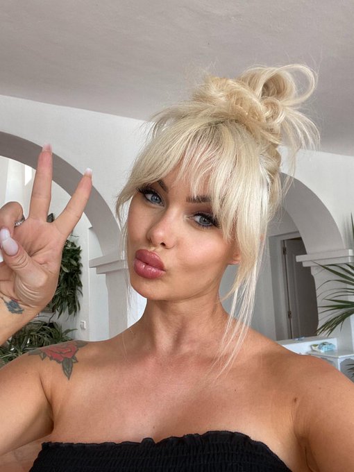 Have a great Wednesday! 😘✌️  https://t.co/DfPfZpTNZl https://t.co/32D1KqEMVs