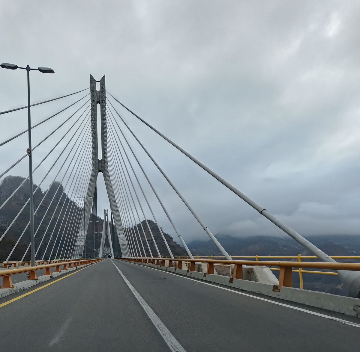 Rumbo a Durango hay zonas con neblina muy densa, aunque llegando al Baluarte se limpia un poco.