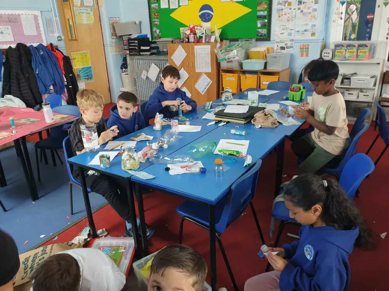 sizeofwales's tweet photo. ๐Draw at Ysgol Gynradd Waun Wen, ac mae'r plant wedi bod yn creu plannwr hadau Elon yr Eliffant eu hun!
๐ฑWaun Wen Primary School have had a go at creating their own Elon the Elephant planters as part of #GoGreenWeek https://t.co/QtdyHTMr9s