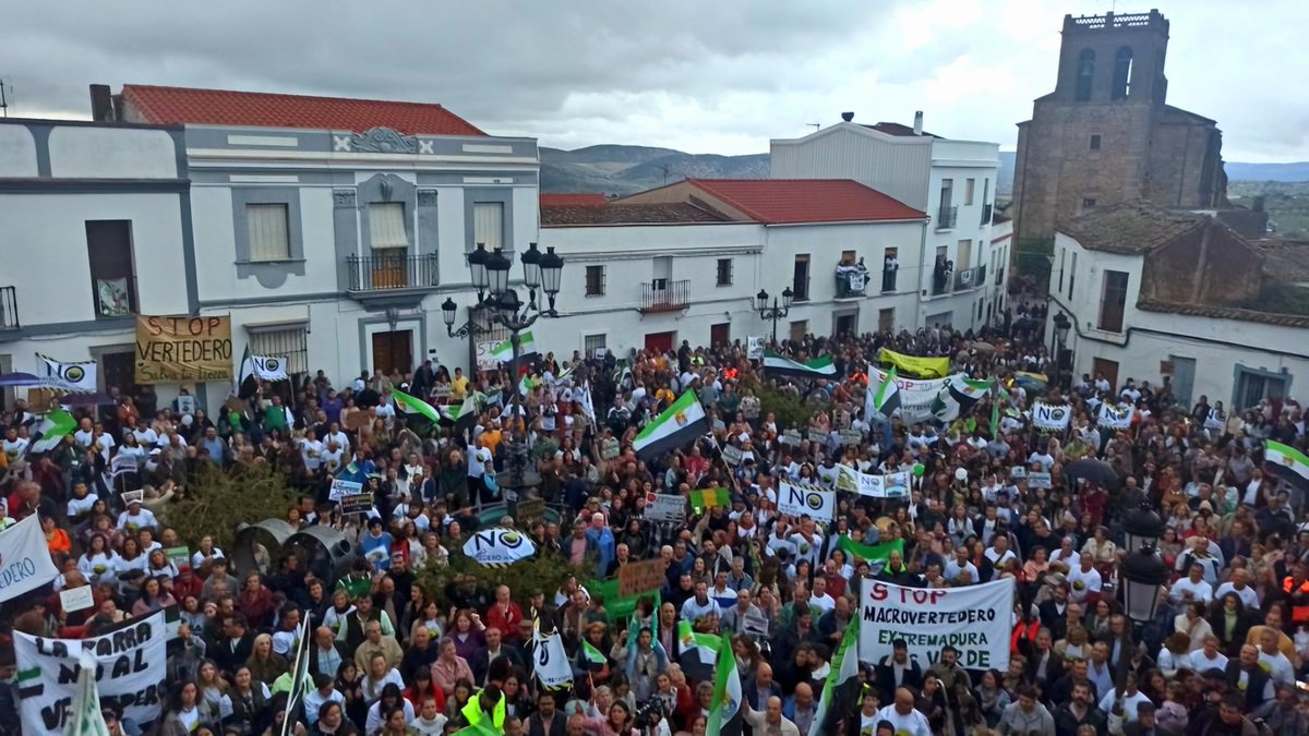 El pueblo extremeño paró la central nuclear de Valdecaballeros, la refinería de Tierra de Barros y el macrovertedero de Salvatierra. Y también logrará parar la mina de Cáceres. 

Con unidad y movilización todo es posible. #NoALaMina 📢