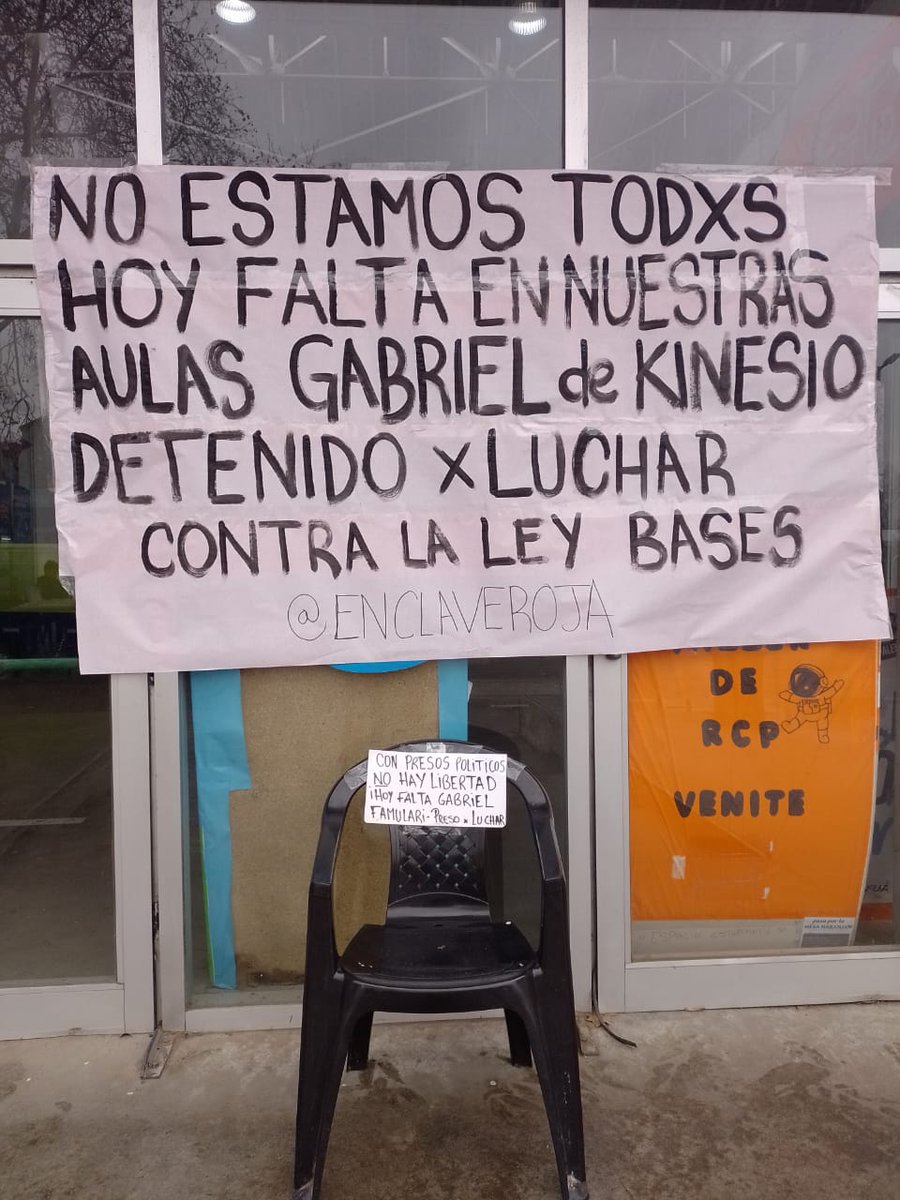 Compañerxs de la UNAJ hoy en su universidad llevando solidaridad con Gabriel que fue detenido por protestar. 
Hay estudiantes que no están en las aulas!! Todo nuestro apoyo a las familias ✊