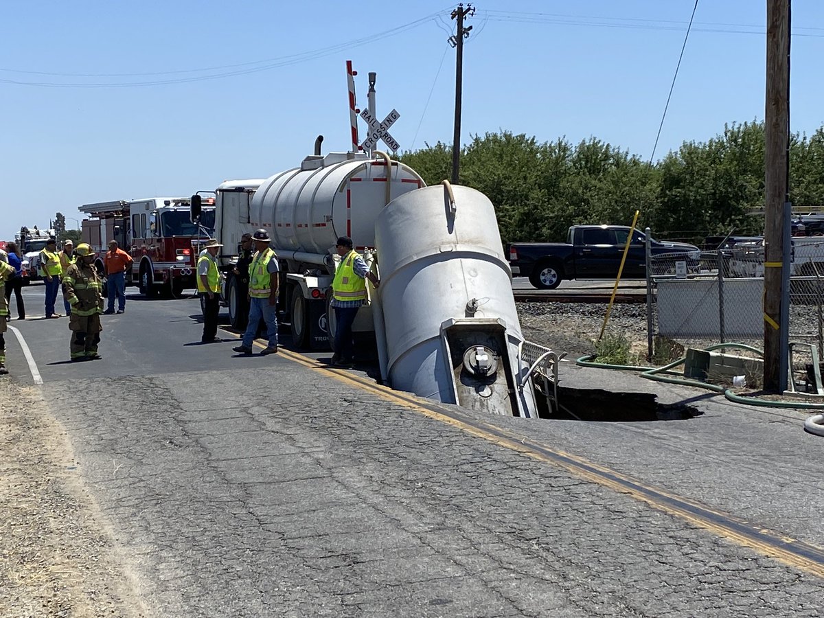 byron_lens's tweet photo. Truck drivers' worst nightmare, you’re driving and your trailer sinks into the road behind you. Learn more how this happen near Madera https://t.co/HcNqVizyRM