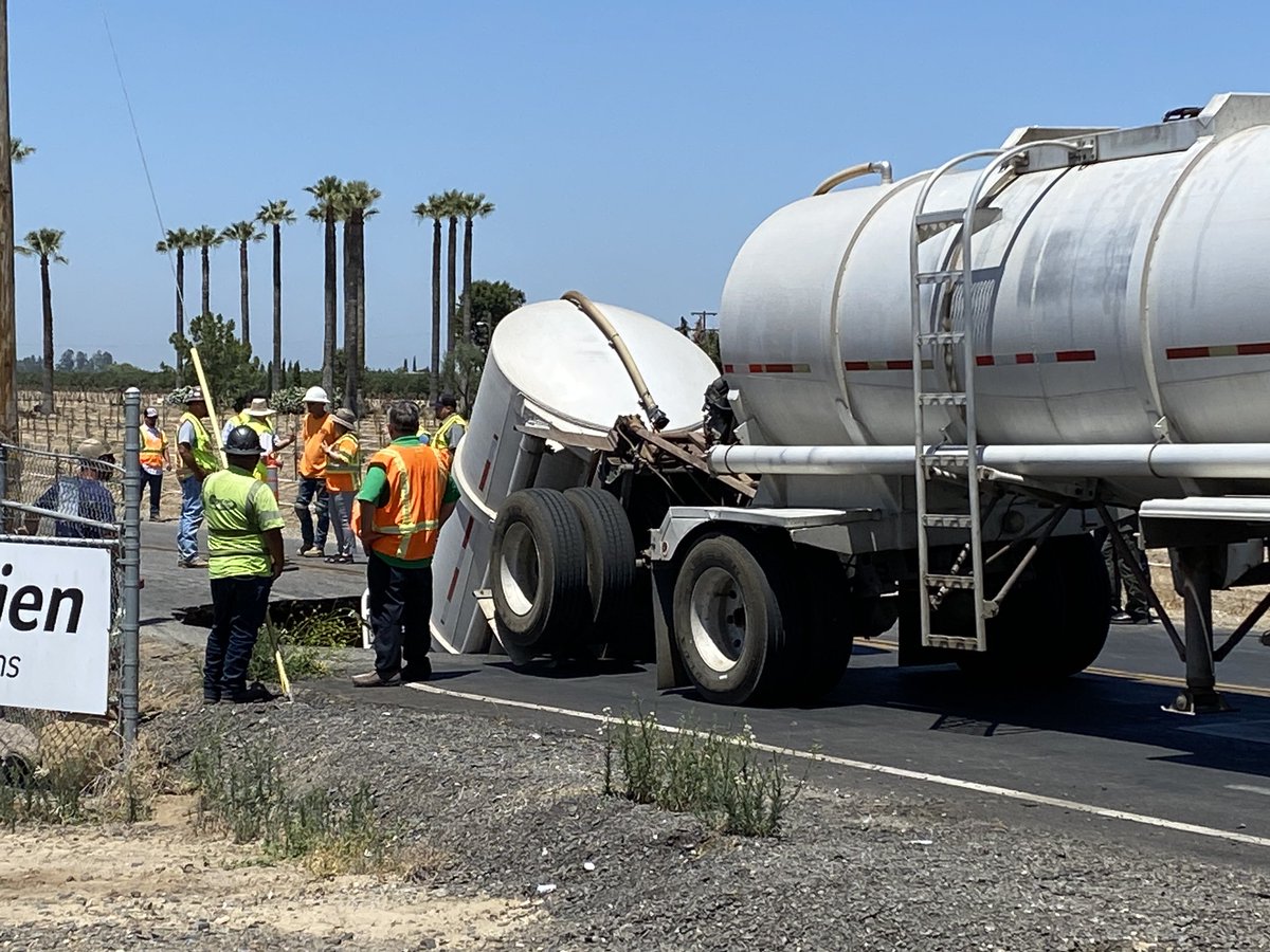 byron_lens's tweet photo. Truck drivers' worst nightmare, you’re driving and your trailer sinks into the road behind you. Learn more how this happen near Madera https://t.co/HcNqVizyRM
