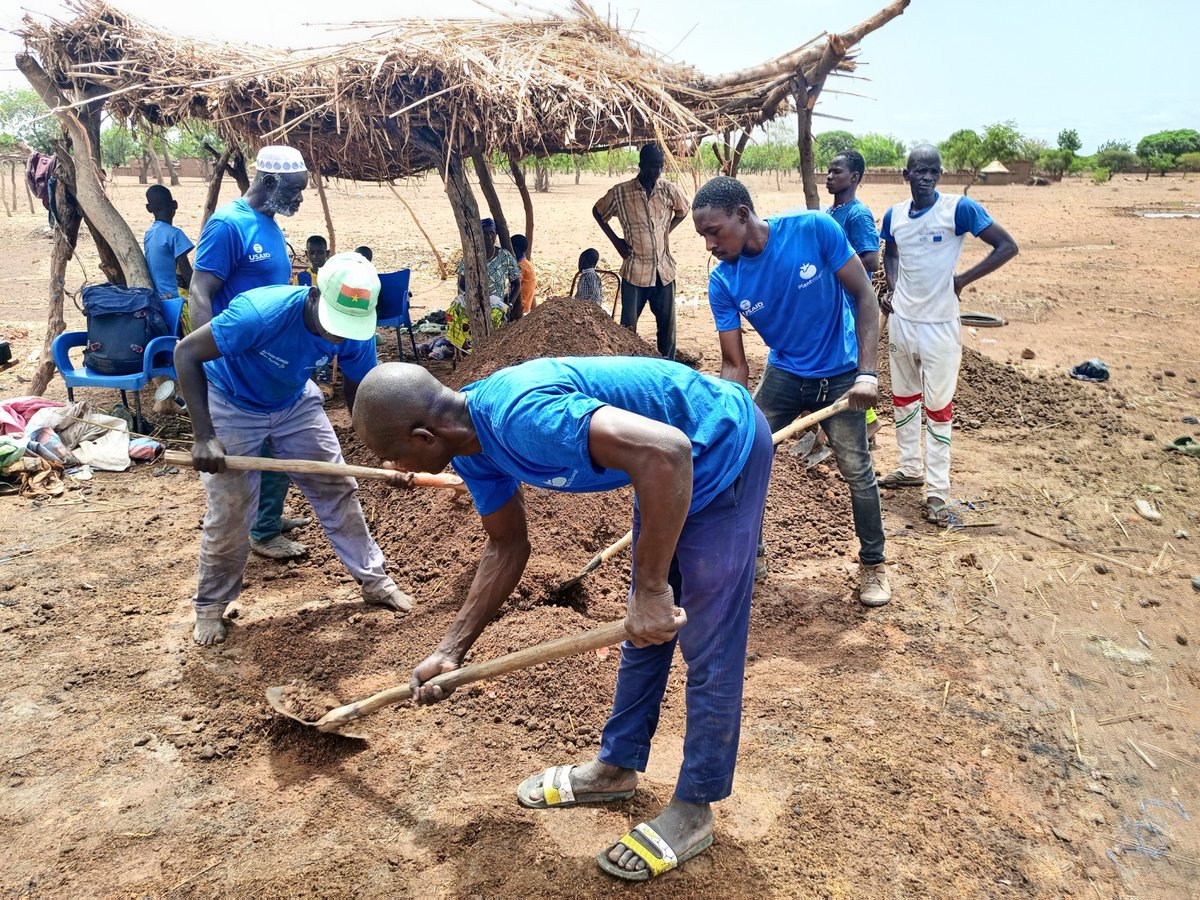 In Burkina Faso 🇧🇫, our officers are training farmers to produce #bokashi, a technique that converts food waste and organic matter into a nutrient-rich soil amendment, improving soil fertility, microbial activity, water retention and texture 🌍👩‍🌾🌿