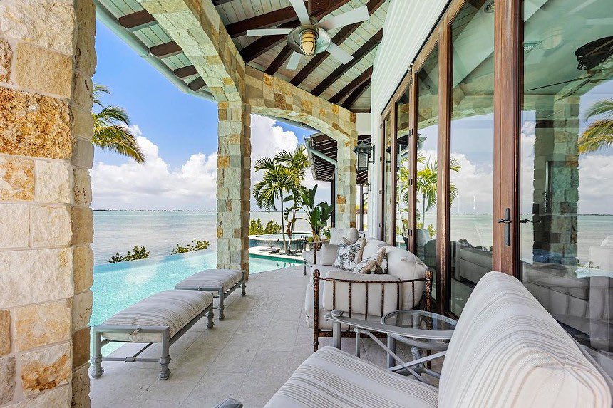 MyBlockMiami's tweet photo. 🌴🏠 Actress Sydney Sweeney, known for her roles in Euphoria and The White Lotus, has acquired a stunning $13.5 million property in Summerland Key, just a short drive from Key West.

#MyBlockMiami #CelebrityRealEstate #FloridaKeysHomes #LuxuryHome #SydneySweeney https://t.co/YJczBYNglN
