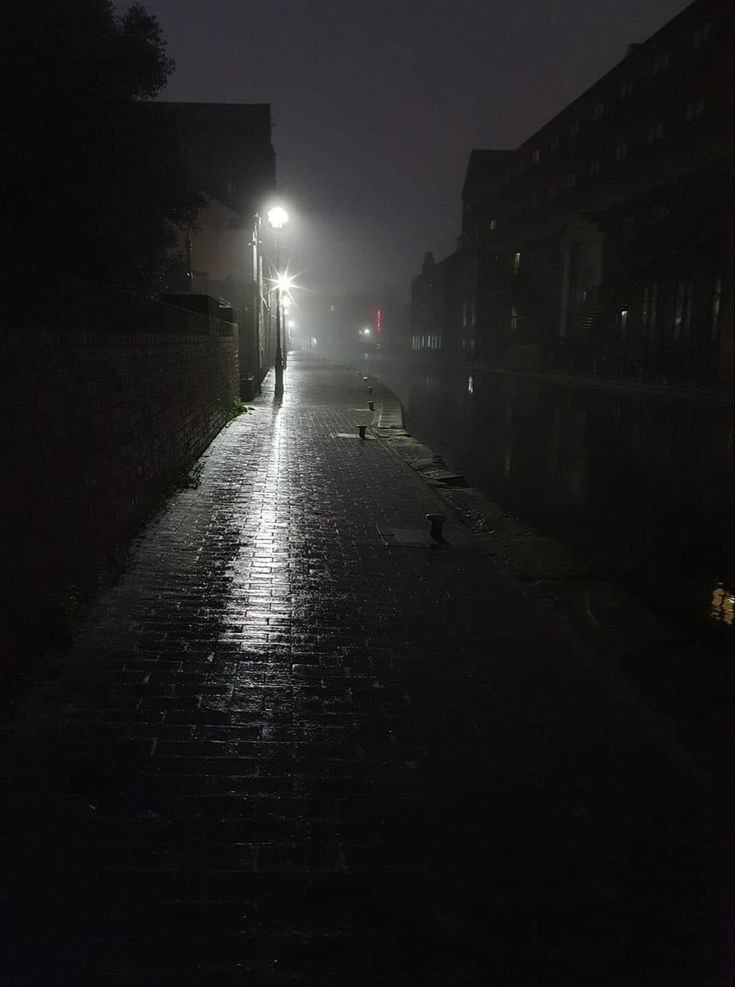 Api yang menyambar perlahan padam, hembusan angin yang kencang membuat semuanya kembali menjadi berantakan.
Menata ulang kehidupan, disaat banyak kesalahan dialami semasa dia menginjakkan kakinya di atas sebuah hamparan yang membawanya menuju sebuah mimpi yg mustahil di ciptakan.