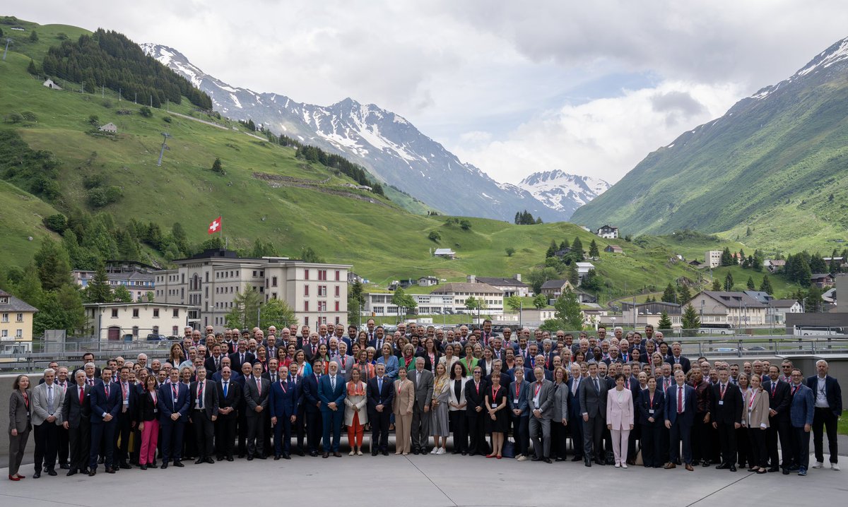 EDA_DFAE's tweet photo. La diplomatie suisse réunie au cœur des Alpes uranaises pour se confronter aux défis du monde 🌍

Comment s’orienter dans le contexte actuel? La boussole, c’est la stratégie 🇨🇭 de politique extérieure 🧭

#BOKO2024 https://t.co/x7IvEaPY0d