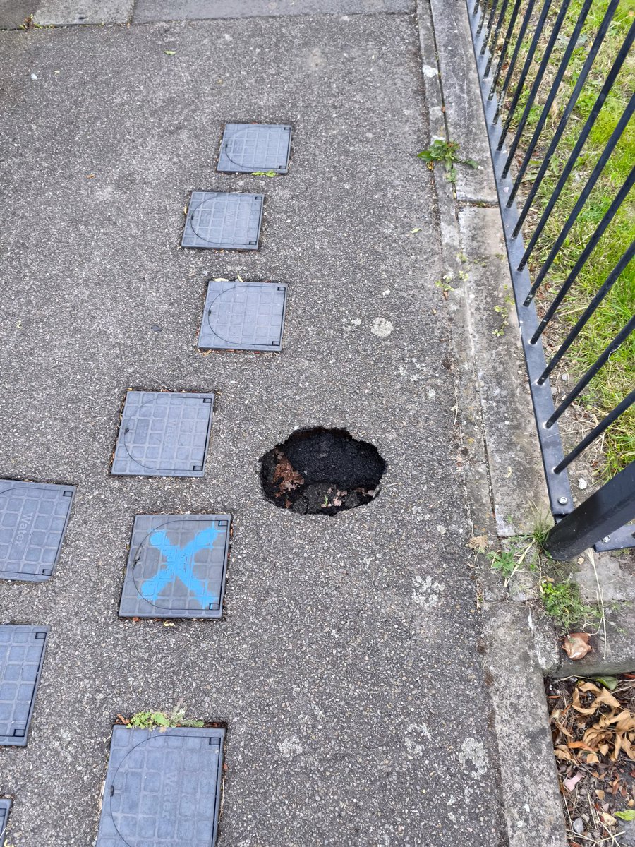 partrefurb's tweet photo. @thameswater

Small sink hole from work done by one of your contractors...

About 30cm x 30cm https://t.co/v9kCRCCVij