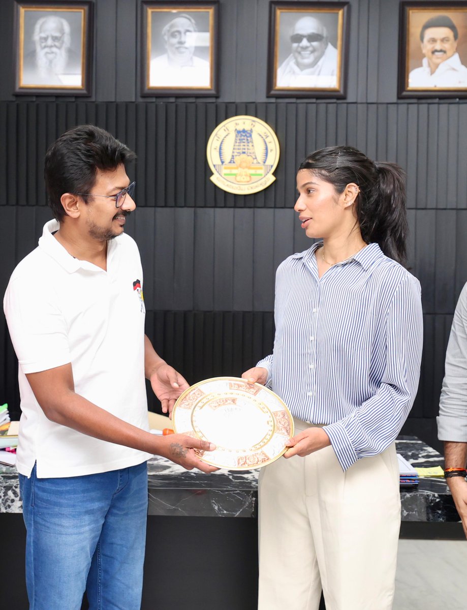 Udhaystalin's tweet photo. தமிழ்நாட்டைச் சேர்ந்த சர்வதேச ஸ்குவாஷ்  வீராங்கனை தங்கை @joshnachinappa , ஒன்றிய அரசின் பத்மஸ்ரீ விருதை பெற்றுள்ள நிலையில், அவரை இன்று நேரில் வாழ்த்தி மகிழ்ந்தோம்.

ஸ்குவாஷ் விளையாட்டில் தொடர் சாதனைகளை படைத்து, சர்வதேச அரங்கில்  தமிழ்நாட்டிற்கும், இந்தியாவிற்கும் பெருமை தேடித் தந்து வரும் தங்கை ஜோஷ்னாவின் வெற்றிப்பயணம் தொடரட்டும்.

@SportsTN_ @Atulyamisraias #JMeghanathaReddyIAS