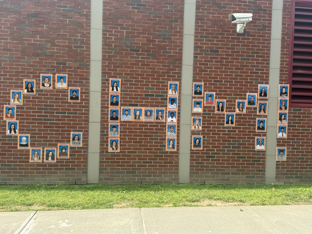 dziegler15's tweet photo. Congratulations to the Liverpool Class of 2024! Chestnut Quadrant Senior Walk!!🧡💙 https://t.co/2dsiU9Nyk7