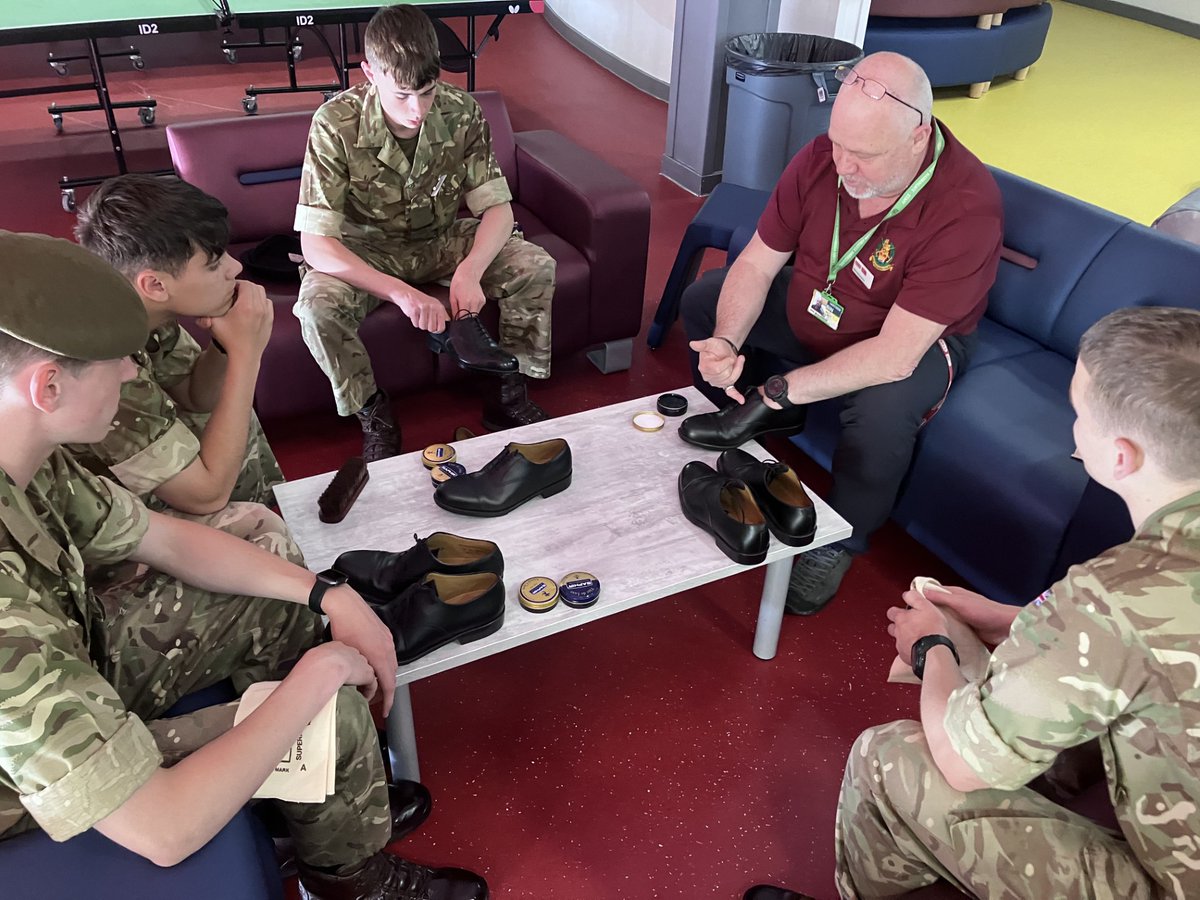 WrvsServWelfare's tweet photo. Heres WRVS Phil who works at AFC Harrogate, lending a hand to the Junior Soldiers with expert tips and tricks for achieving the perfect shine on their boots. @CO_AFC #BootPolish #Mentor https://t.co/eM2ALDVriV