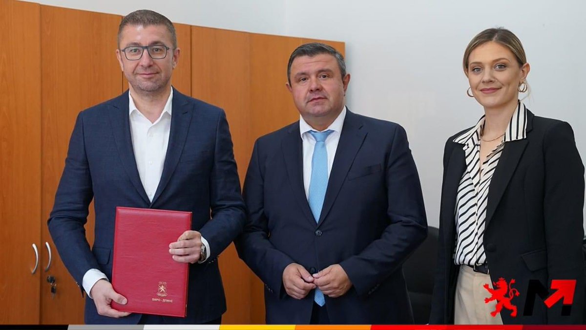 MickoskiHM's tweet photo. Денеска во Собрание ја поднесов Предлог програмата за работа на идната Влада предводена од @VMRO_DPMNE како мандатар на истата, поднесен е и списокот на членовите на идната Влада и нивните биографии.

Граѓаните очекуваат брзи резултати. https://t.co/s4x2fbuc6m